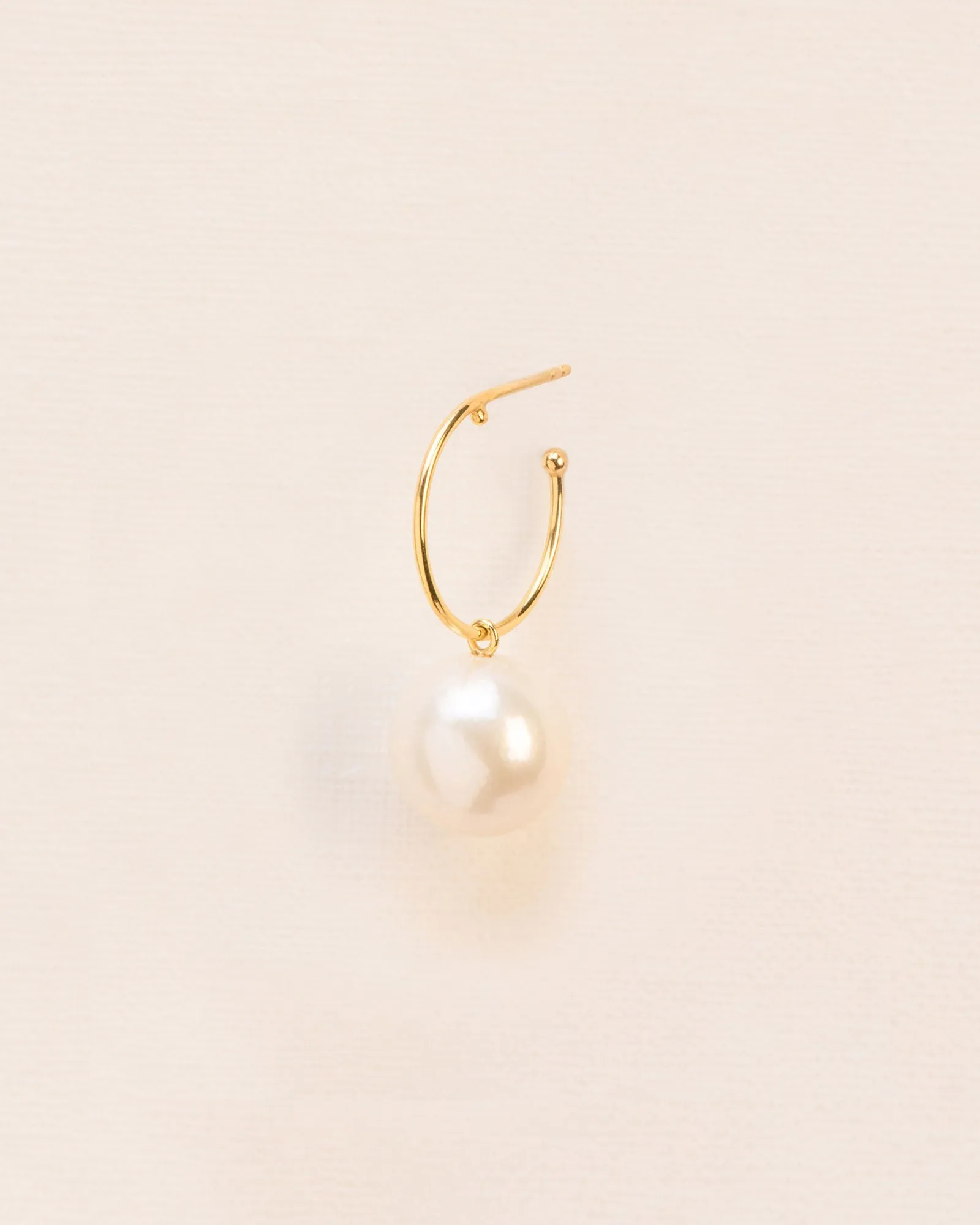 18K Gold Single Hoop w. white pearl