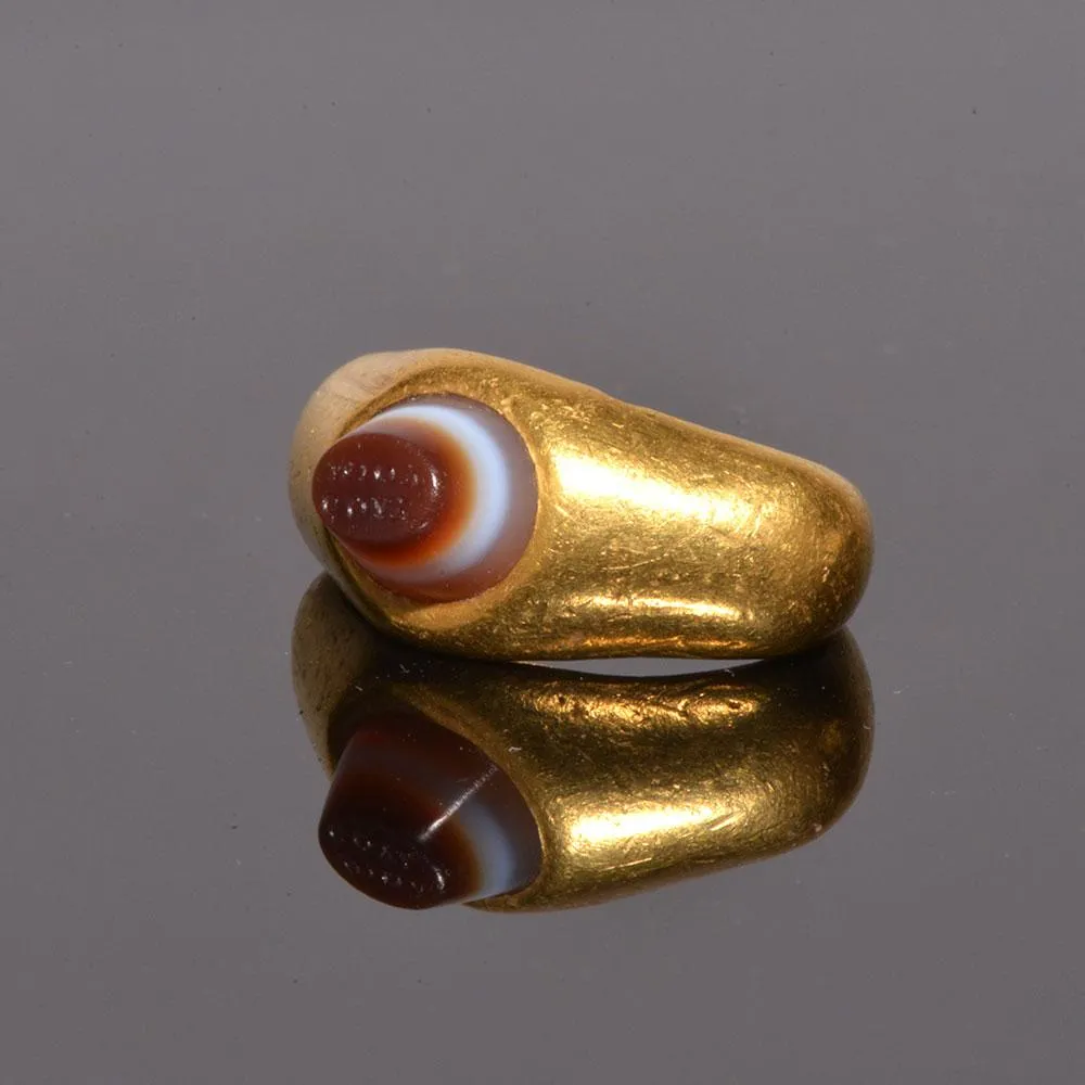 An exhibited Roman Gold and inscribed Eye Agate Finger Ring, ca. 3rd century CE