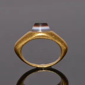 An exhibited Roman Gold and inscribed Eye Agate Finger Ring, ca. 3rd century CE